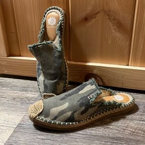 Yellowbox camo canvas mules